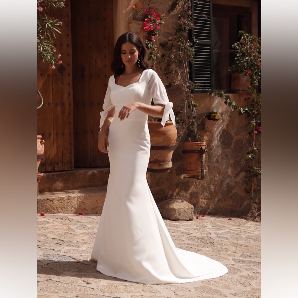 NEW✨ Moonlight Wedding Dress / Crepe dress w chiffon sleeves / Modest / Fits sz6 - Picture 4 of 11